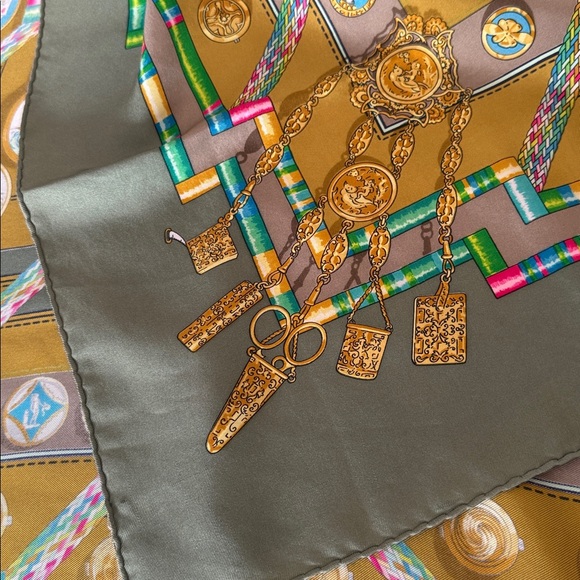 Hermès "Petit Main" (or "Couvée d'Hermès") silk scarf in Olive Multicolor - Picture 8 of 9